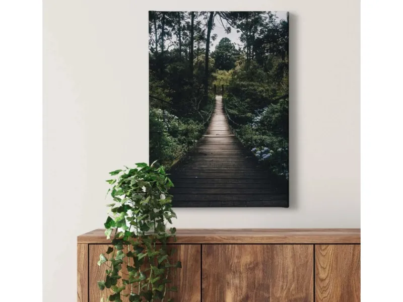Bricoflor Bild Mit Hängebrücke Dschungel Leinwand Bild In Dunkelgrün Für Flur Und Schlafzimmer Regenwald Wandbild Im Hochformat