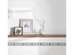 Bricoflor Tapete Französische Lilie Blumen Tapetenbordüre in Schwarz Weiß Ideal für Badezimmer und Küche Vintage Wand Bordüre Selbstklebend