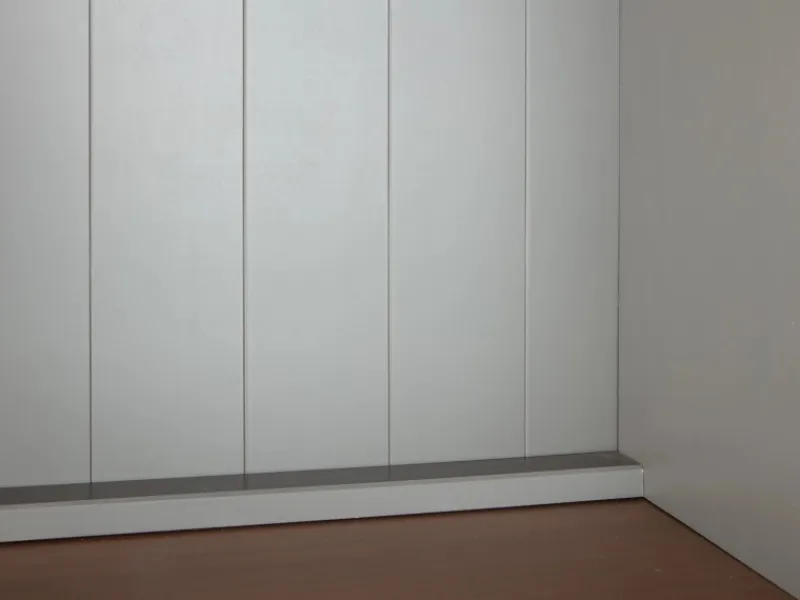 ebuy24 Luzerna Vitrinenschrank mit 3+2 Türen und 3 Schubladen Grau Braun