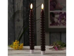 MARELIDA LED Stabkerzen Twist Tafelkerzen Gedreht Echtwachs Flackernd 25cm Timer Rot 2St